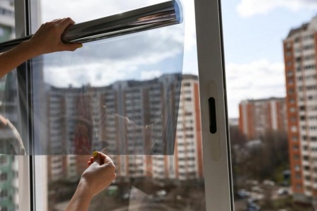 Poser un film solaire sur vos baies vitr&eacute;es limite la chaleur sans bloquer la lumi&egrave;re